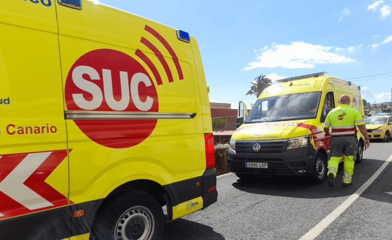 Dos ambulancias del SUC, interviniendo en el accidente / TA